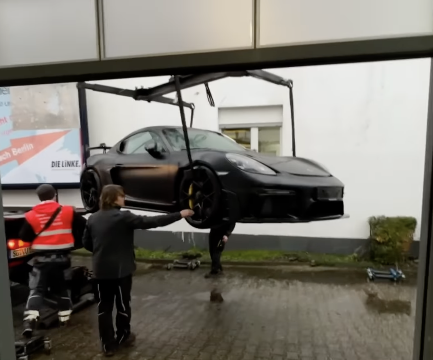 Porsche 718 Cayman GT4 RS noyée boue