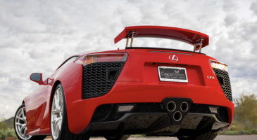 Lexus LFA rouge ench&egrave;res