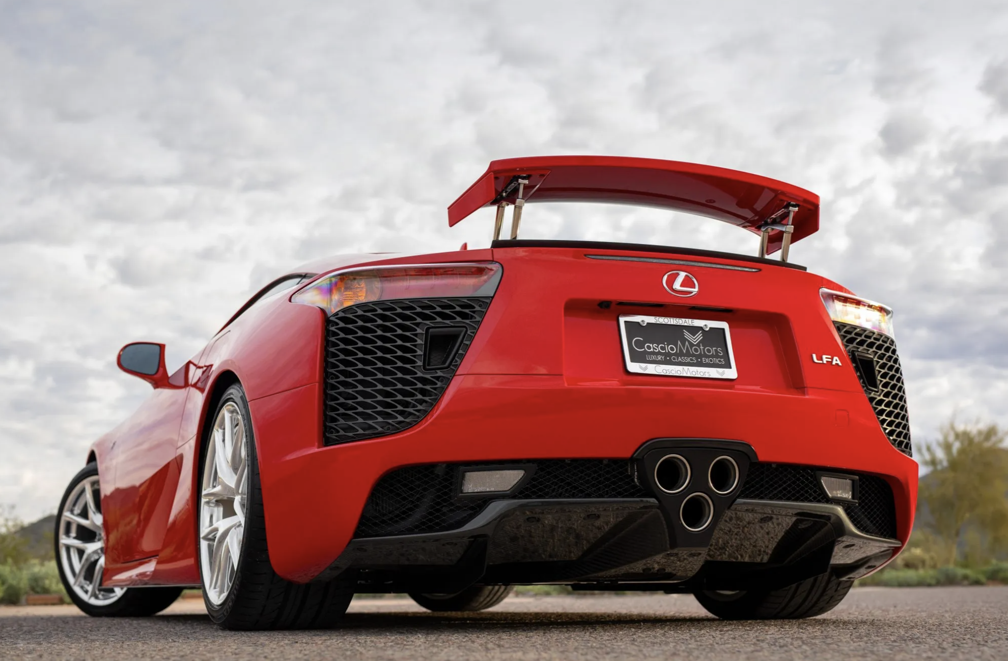 Lexus LFA rouge enchères