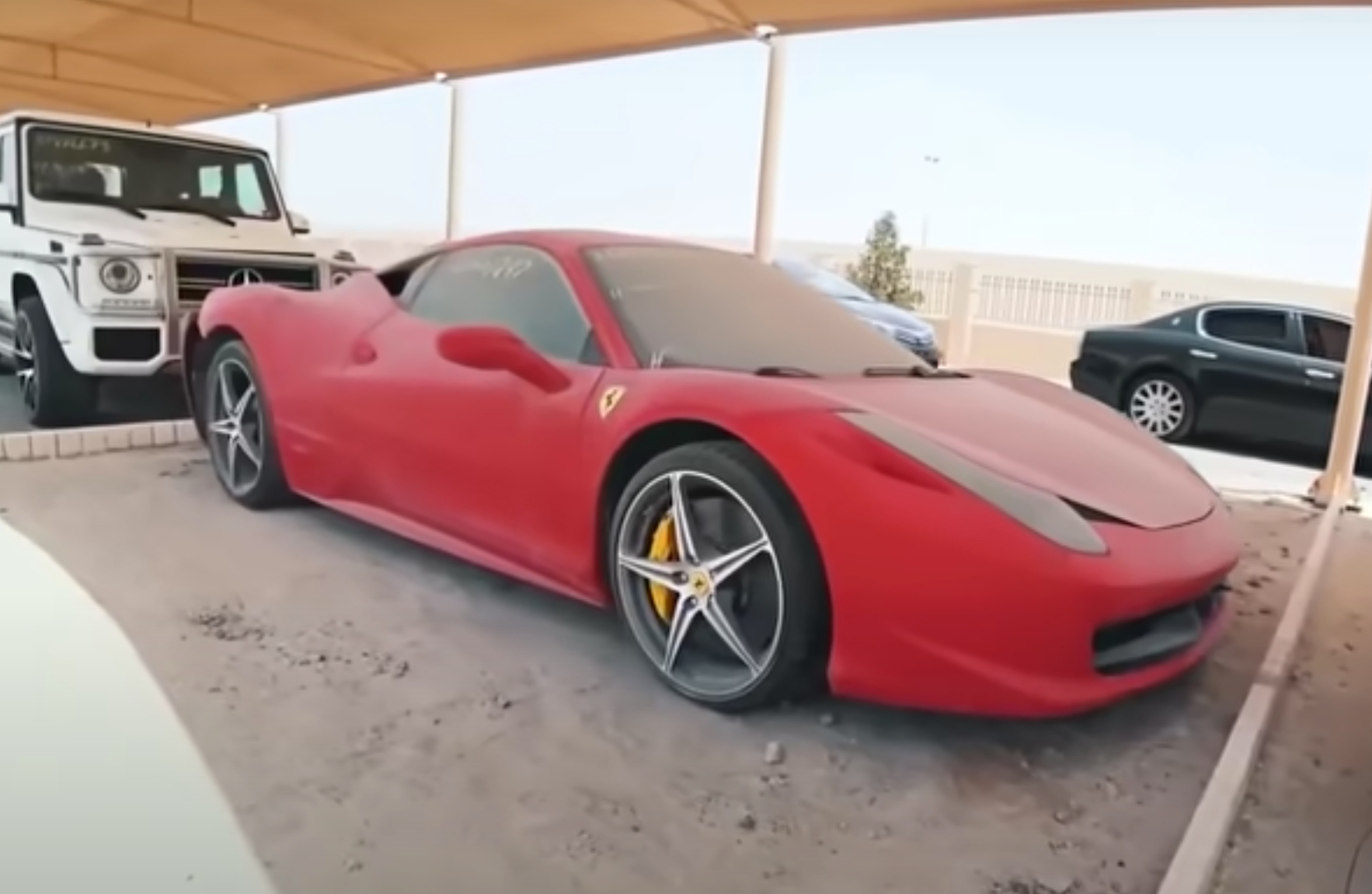Supercars abandonnées désert Dubaï 2024