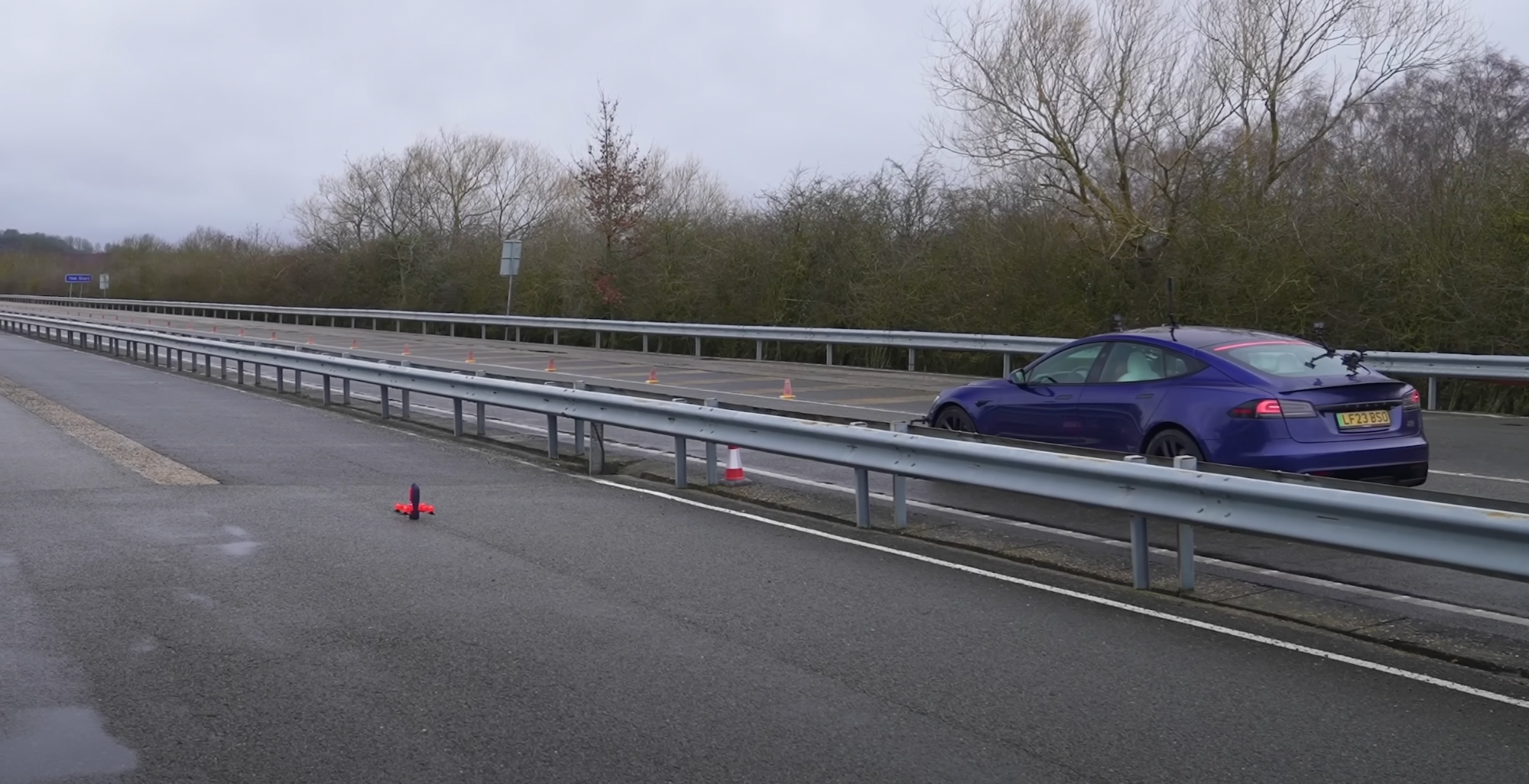 Drag race Tesla Model S Plaid F1 drone vidéo 2024