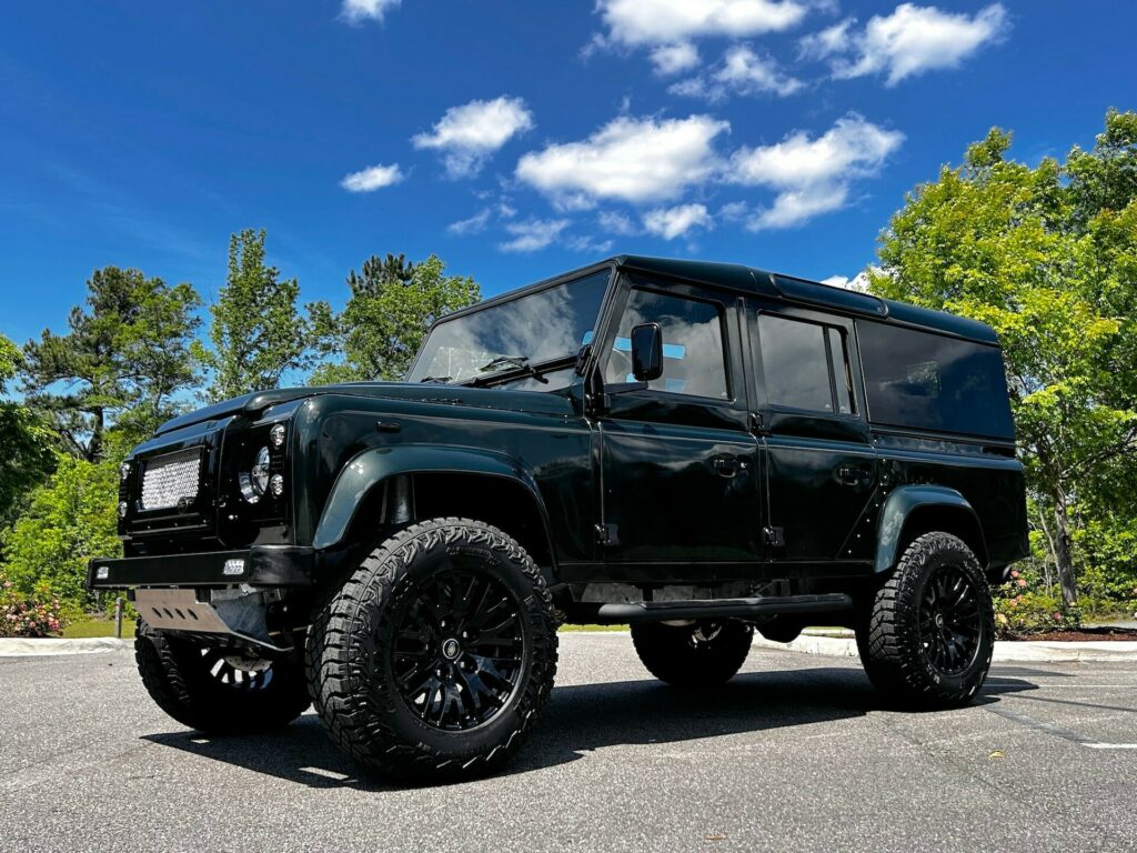Land Rover Defender restomod V8 Corvette