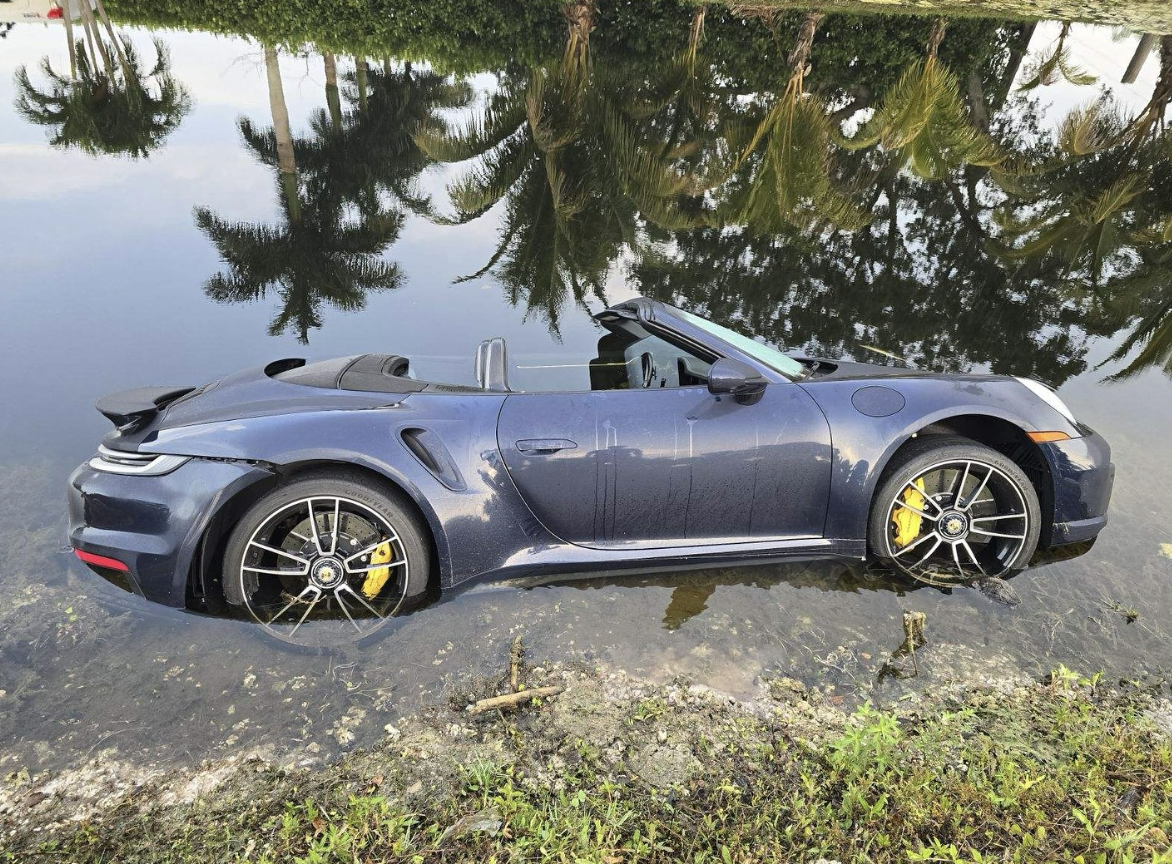 Porsche 911 Turbo S à l'eau