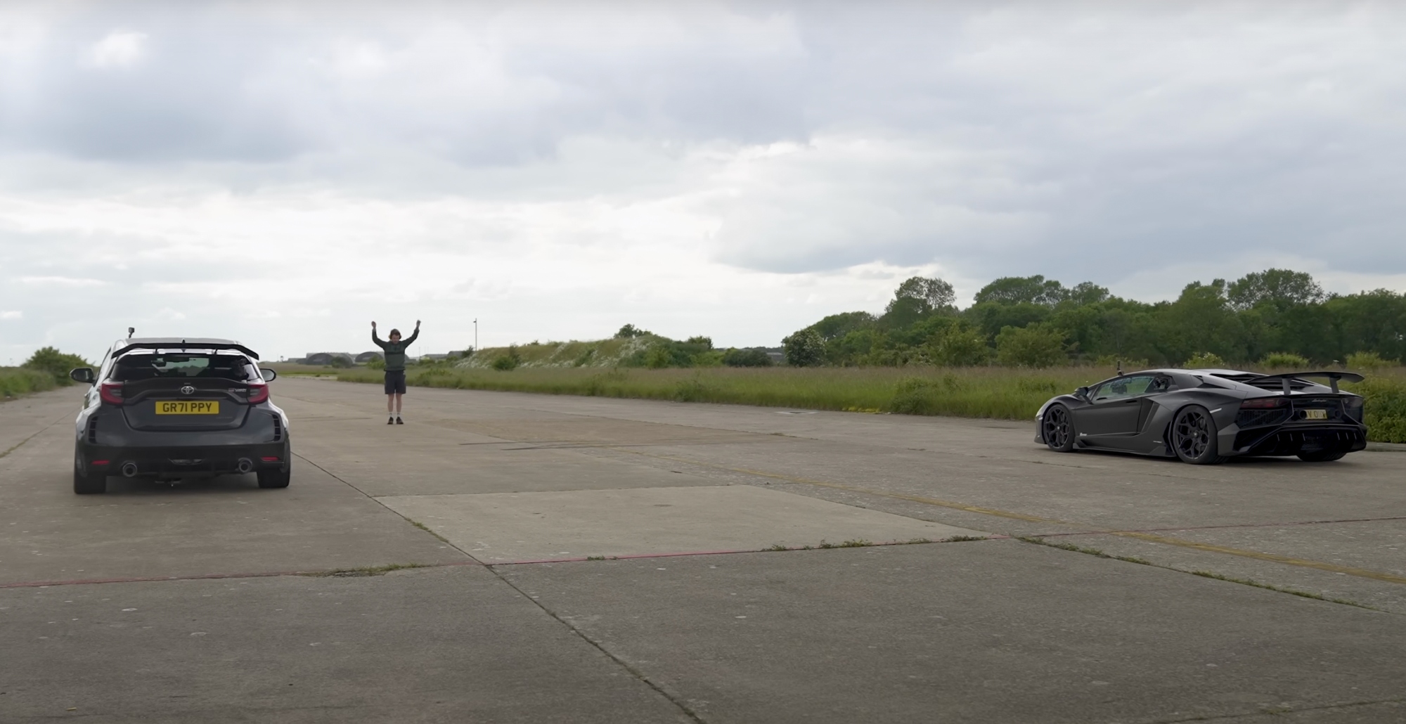 Toyota GR Yaris Lamborghini Aventador SV course duel drag race vidéo