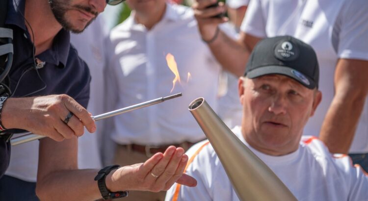 Fabrice Dubois, icône de l'Handikart en France, a porté la Flamme Paralympique
