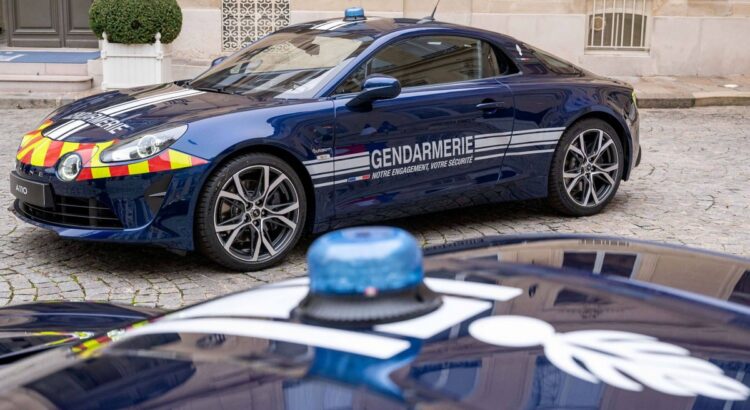 JO 2024 : Alpine A110 vs Leon Marchand : qui remporte cette drôle de course ? 