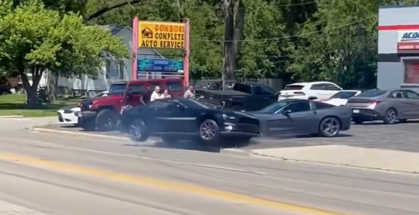 Cette Ford Mustang s’encastre dans une Chevrolet Corvette (+vidéo)