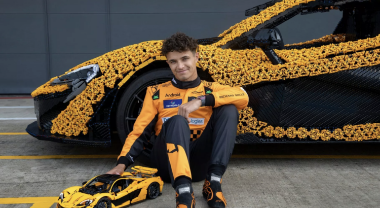 Lando Norris fait un tour de Silverstone en McLaren P1 en Lego