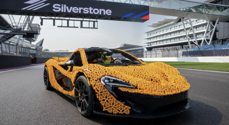Lando Norris fait un tour de Silverstone en McLaren P1 en Lego