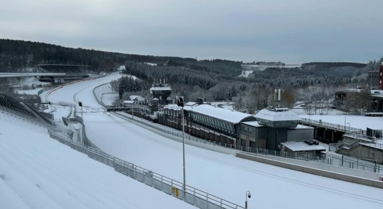 Spa-Francorchamps : le "toboggan des Ardennes" a revêtu son manteau blanc