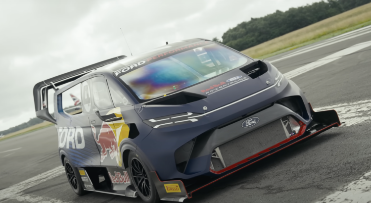 Ford SuperVan 4.2 : le Stig prend le volant sur la piste Top Gear