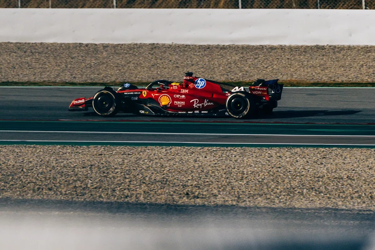 F1 Lewis Hamilton test Barcelone crash 2025