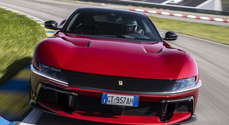 Un V12 Ferrari à fond sur une autoroute sans limitation de vitesse
