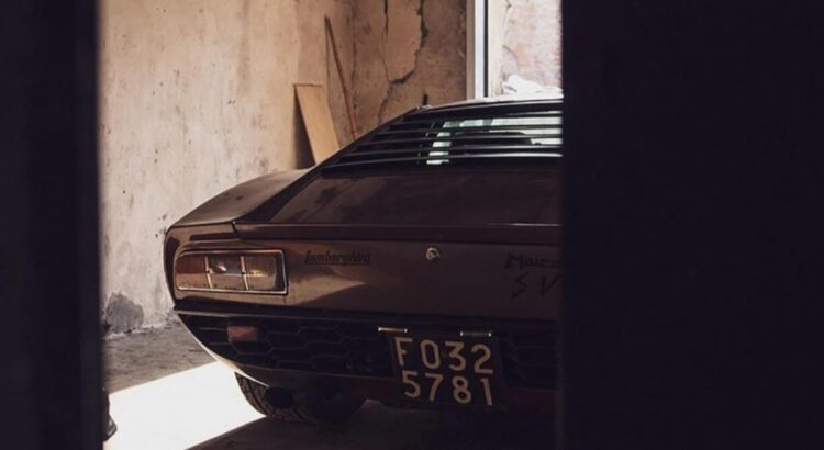 Une rare Lamborghini Miura SV cachée des décennies derrière un mur !