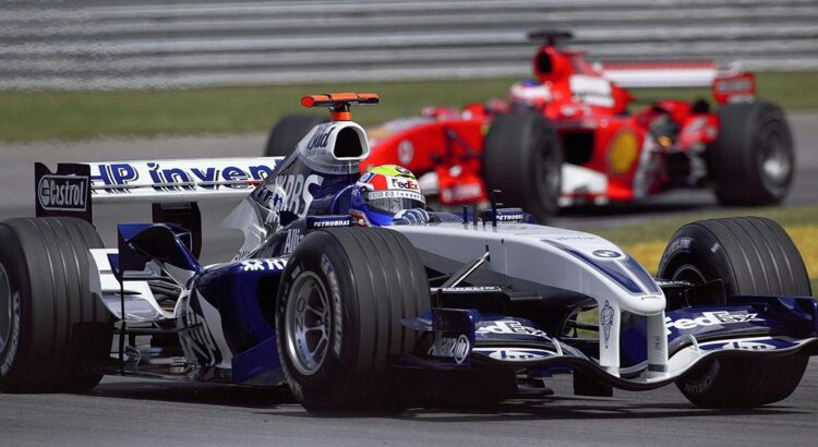 circuits-urbains-en-f1-des-vehicules-en-competition-sur-la-piste