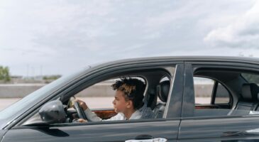 Un adolescent au volant d&rsquo;une voiture sans permis