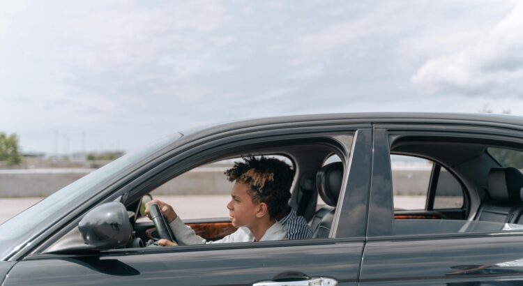 un adolescent conduisant une voiture sans permis de conduire.
