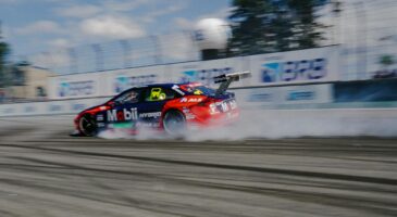 Une voiture de drift fonce sur le circuit