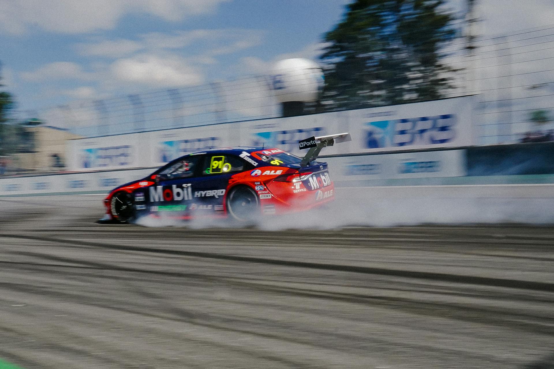 Une voiture de drift fonce sur le circuit