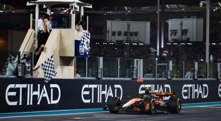 F1 - Pourquoi agite-t-on 2 drapeaux à damier à la fin des Grands Prix ?