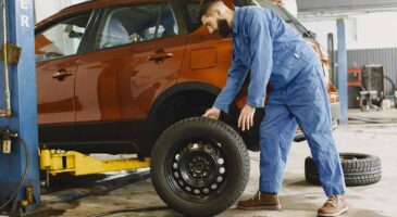 Un m&eacute;canicien change un pneu de voiture pour garantir une meilleure s&eacute;curit&eacute; sur la route.