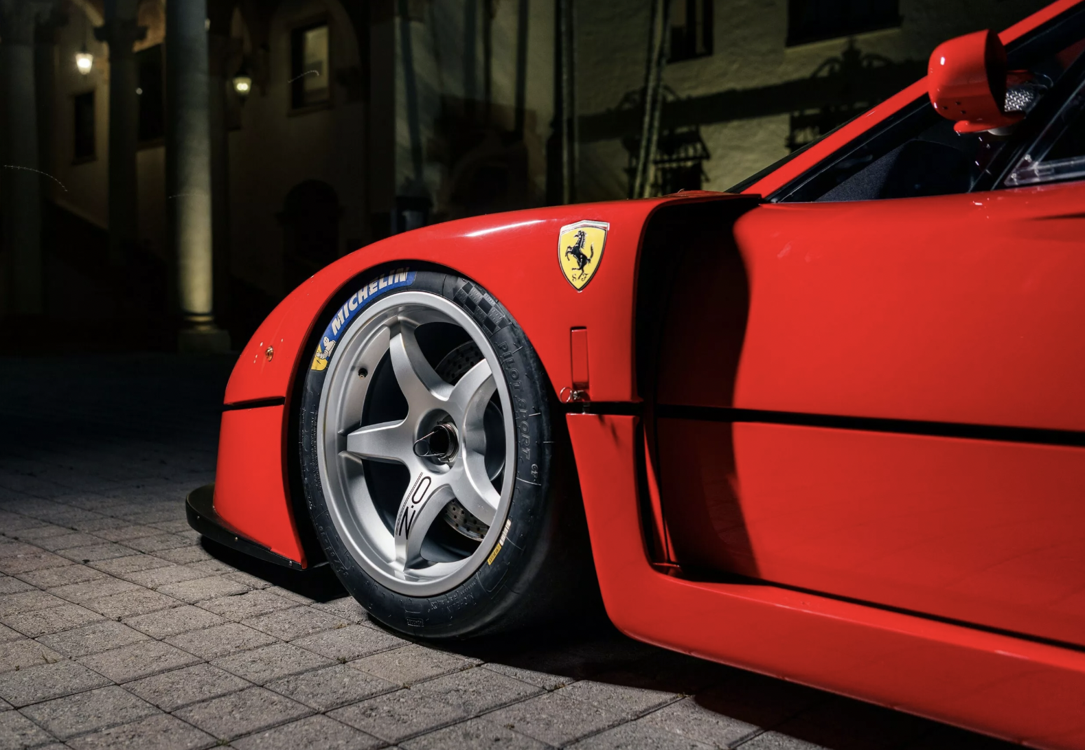 Ferrari F40 : huit légendes réunies à Paris dans une scène complètement folle