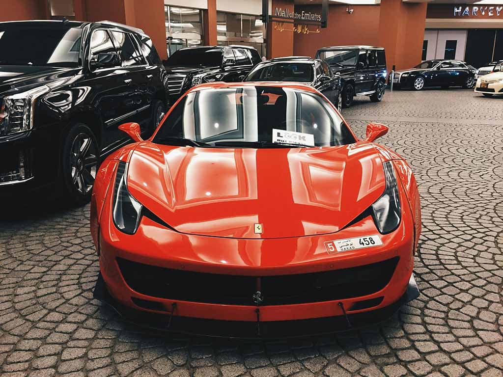 Une voiture de sport rouge de la marque Ferrari