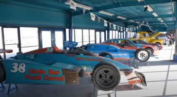 Collection voitures de course parc abandonn&eacute; USA vid&eacute;o