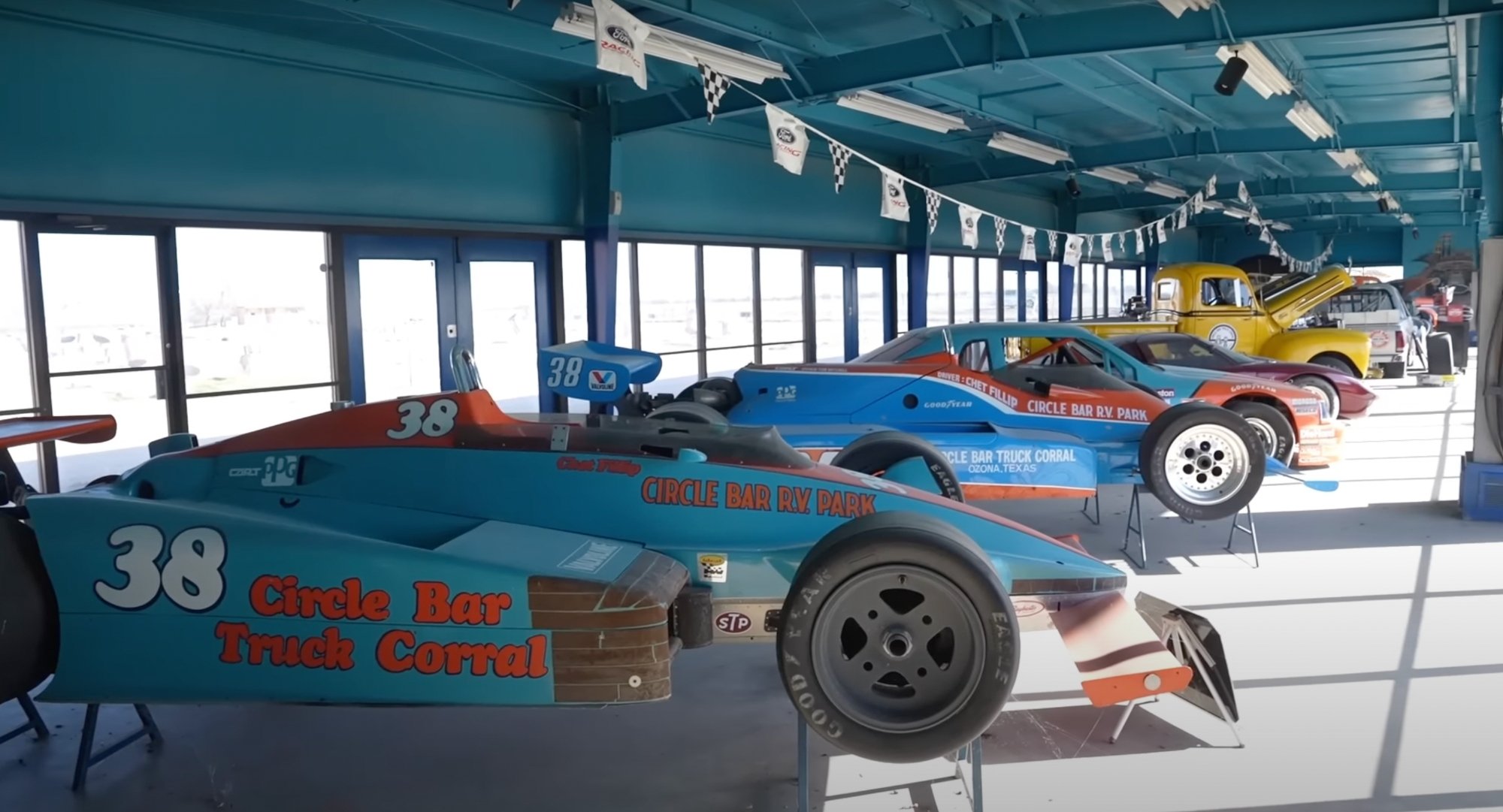 Collection voitures de course parc abandonné USA vidéo