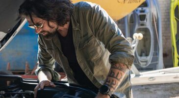 Homme v&eacute;rifiant les pi&egrave;ces auto sur son v&eacute;hicule