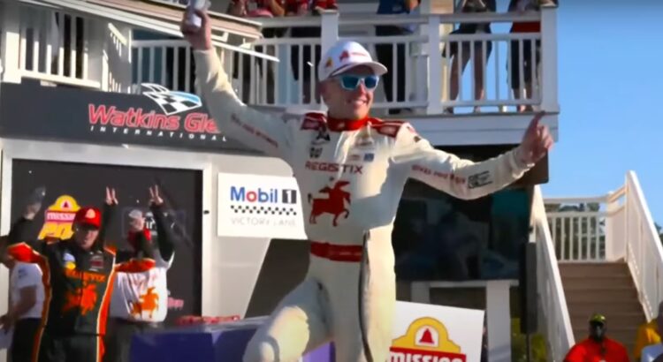Il célèbre sa victoire en NASCAR... et chute lourdement ! (+ vidéo)