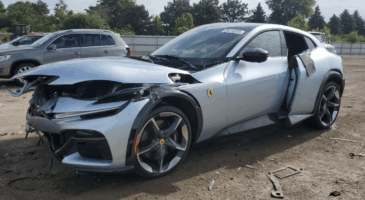 Ferrari Purosangue accident&eacute;