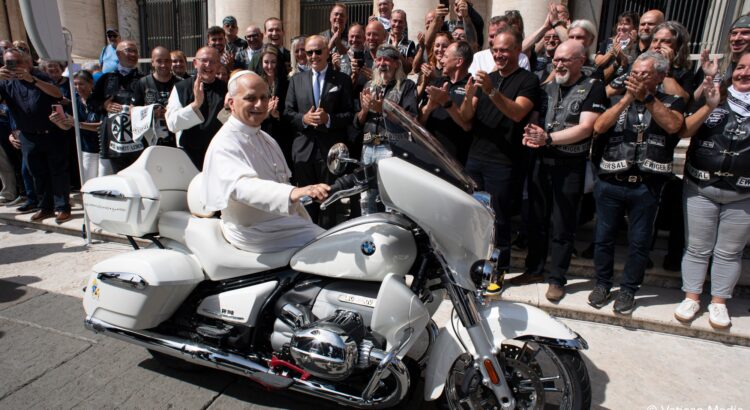 Le Pape va-t-il troquer sa "Papamobile" pour une rutilante moto BMW ?