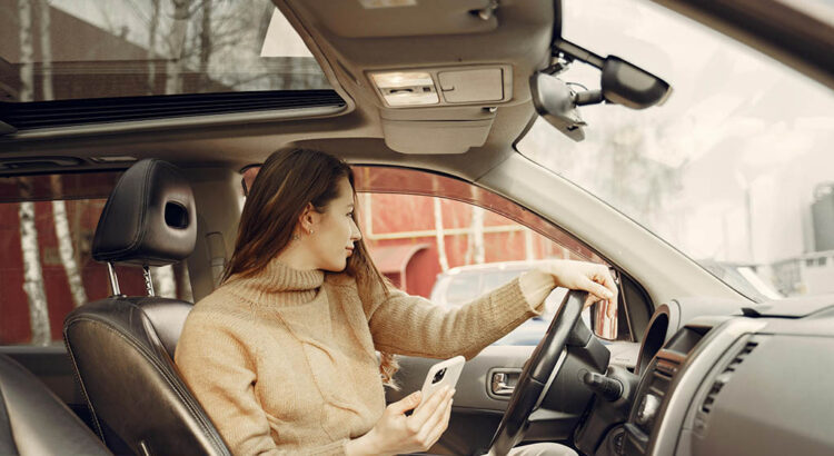 assurance-auto-femme-au-volant-d-une-voiture