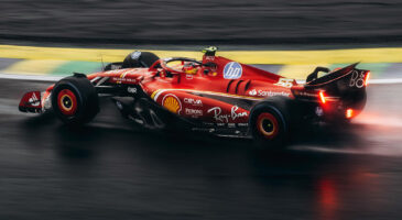 Formule 1 : une monoplace qui roule sur un circuit.