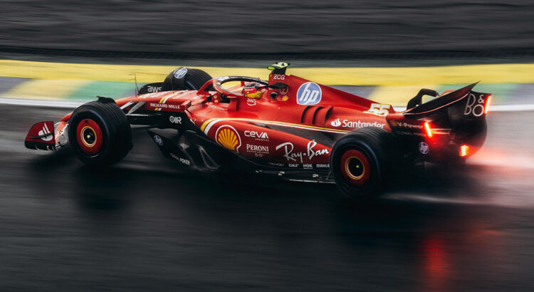 formule-1-une-voiture-rouge-qui-roule-a-grande-vitesse