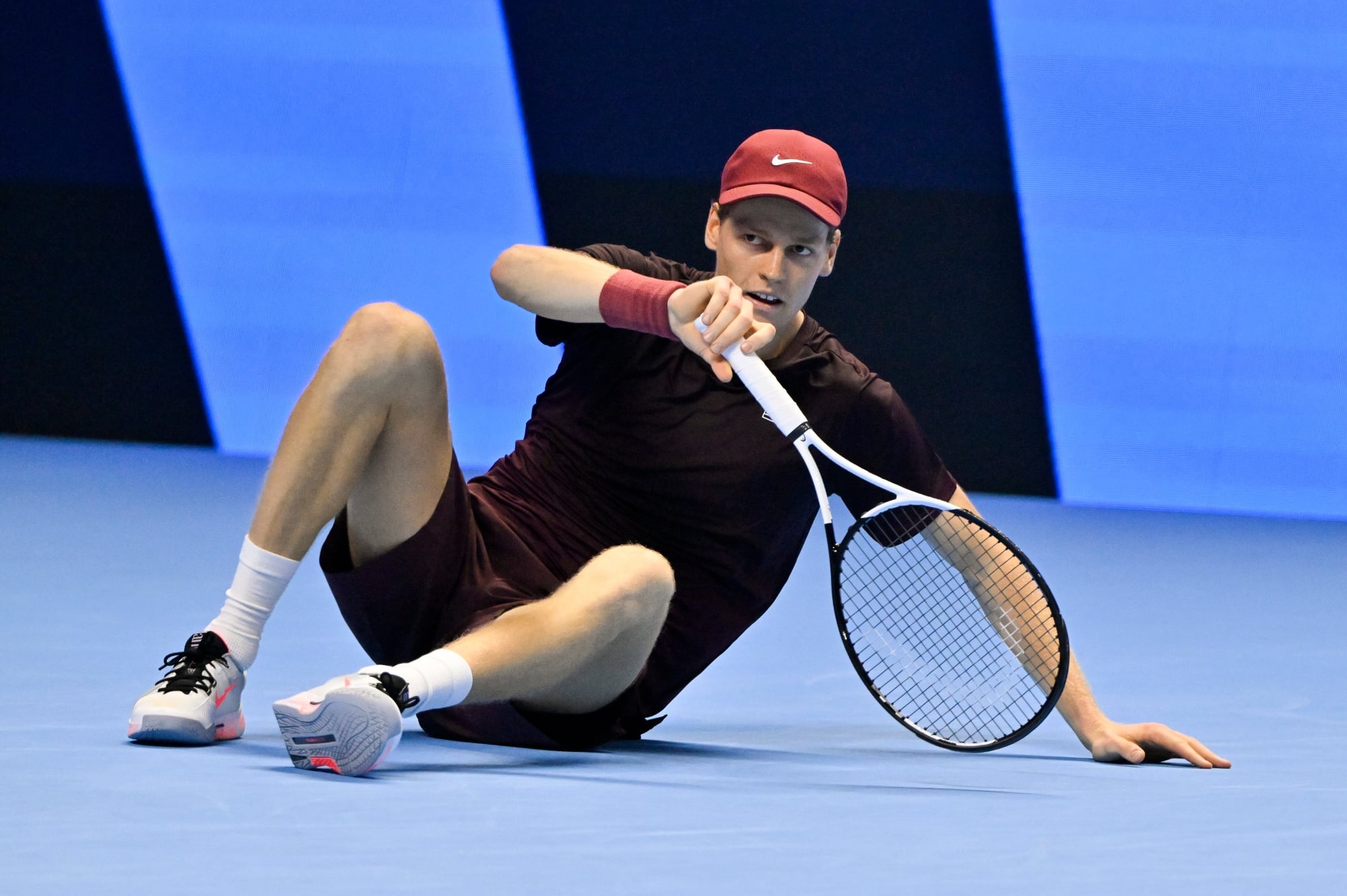 Jannik Sinner tennis garage voitures