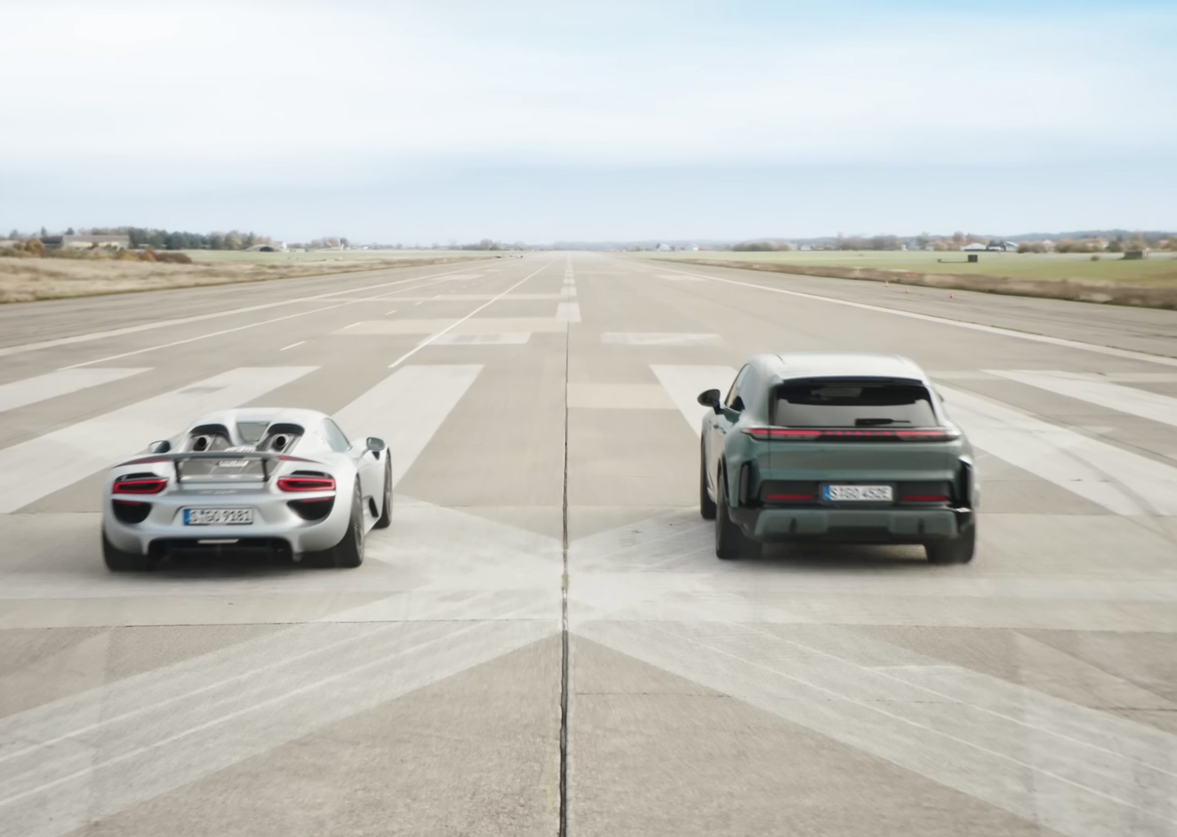 Porsche Cayenne Turbo Electric vs 918 Spyder