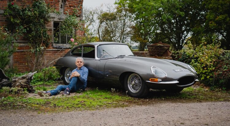 Rowan Atkinson : la Jaguar Type E de "Mister Bean" enflamme les enchères