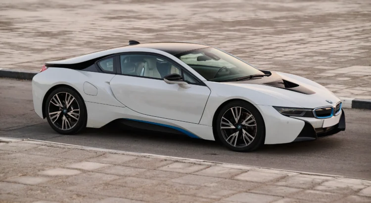 Une BMW i8 pas comme les autres est en vente : elle a appartenu à une légende du football