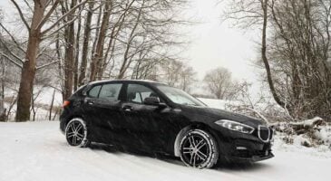 Une voiture noire &eacute;quip&eacute;e de pneus hiver