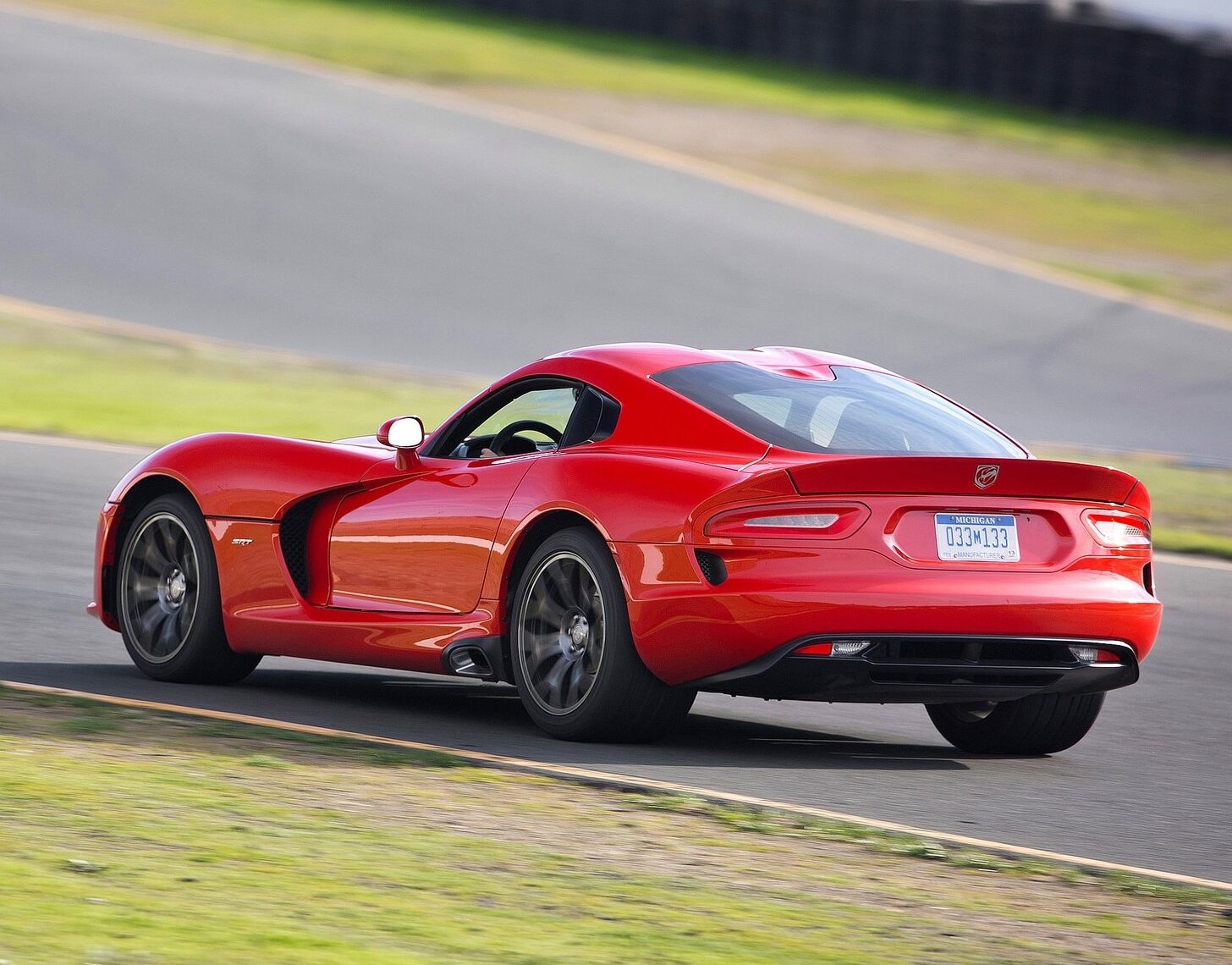 Dodge Viper surboostée vs Shelby GT500 : le duel explosif à un feu rouge