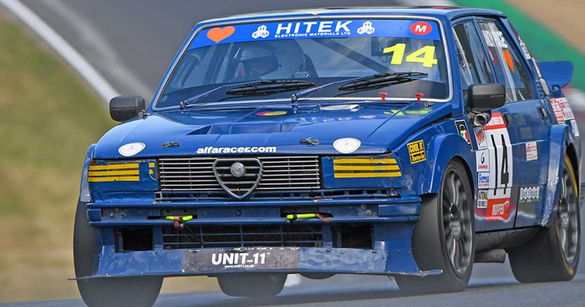Depuis plus de 20 ans, cette Alfa Romeo Giulietta 116 roule encore en comp&eacute;tition : ce secret la rend increvable