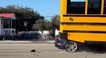 Une Jaguar sous un bus