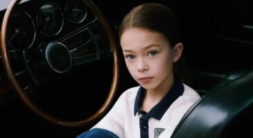 Une jeune fille dans une Porsche