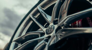 Une jante de voiture BMW