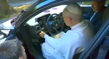 Pape Léon à l'intérieur d'une Ferrari Luce