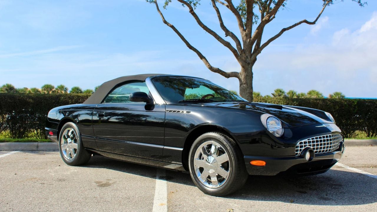 24 ans d'oubli, 24 km au compteur : cette Ford Thunderbird de 2002 réapparaît comme neuve