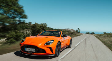 Aston Martin Vantage S Roadster orange sur route trois quart avant gauche