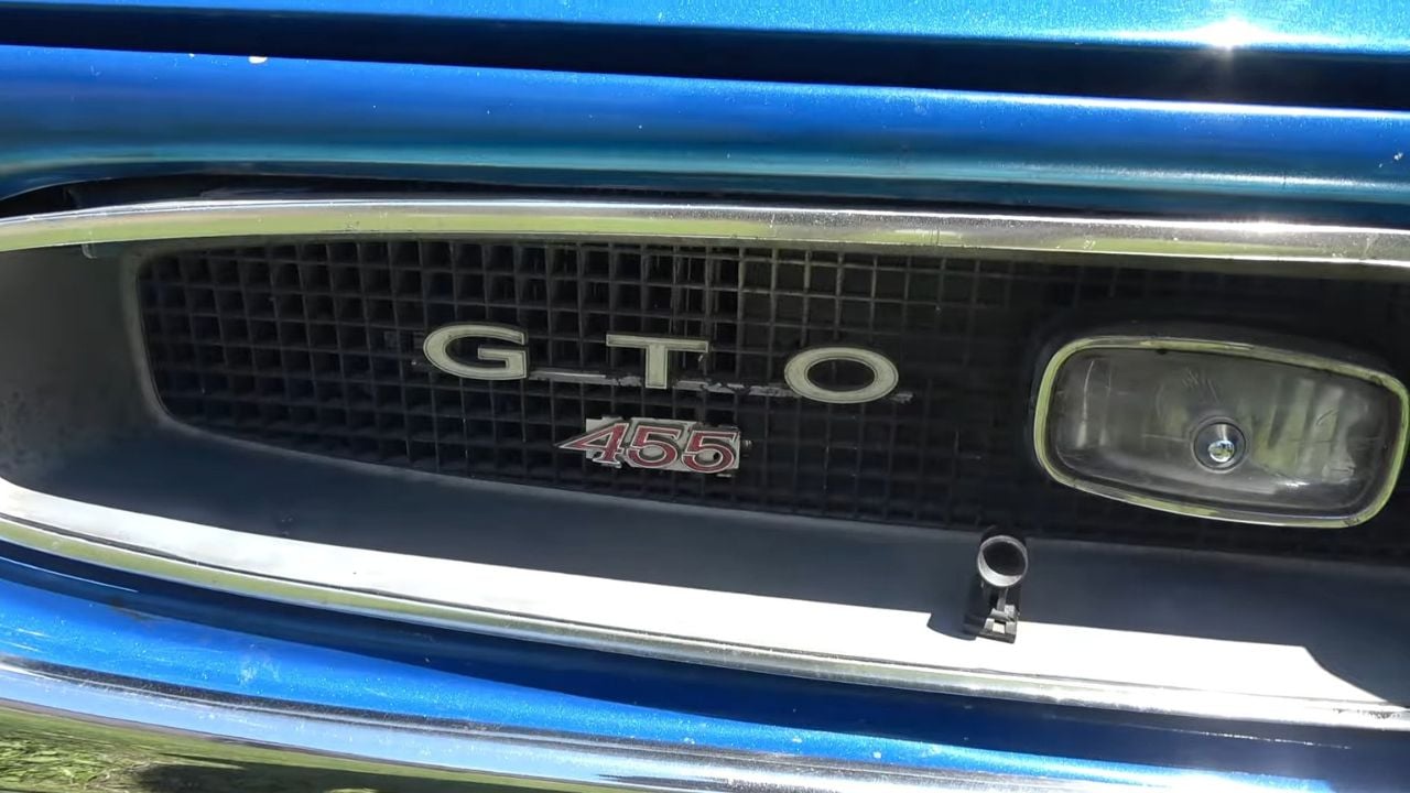 Son V8 de 7,5 litres gronde si fort que cette Pontiac GTO tremble à chaque accélération
